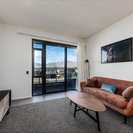 Galaxy Boutique Hotel Lake Tekapo Exterior foto A living room in a typical apartment