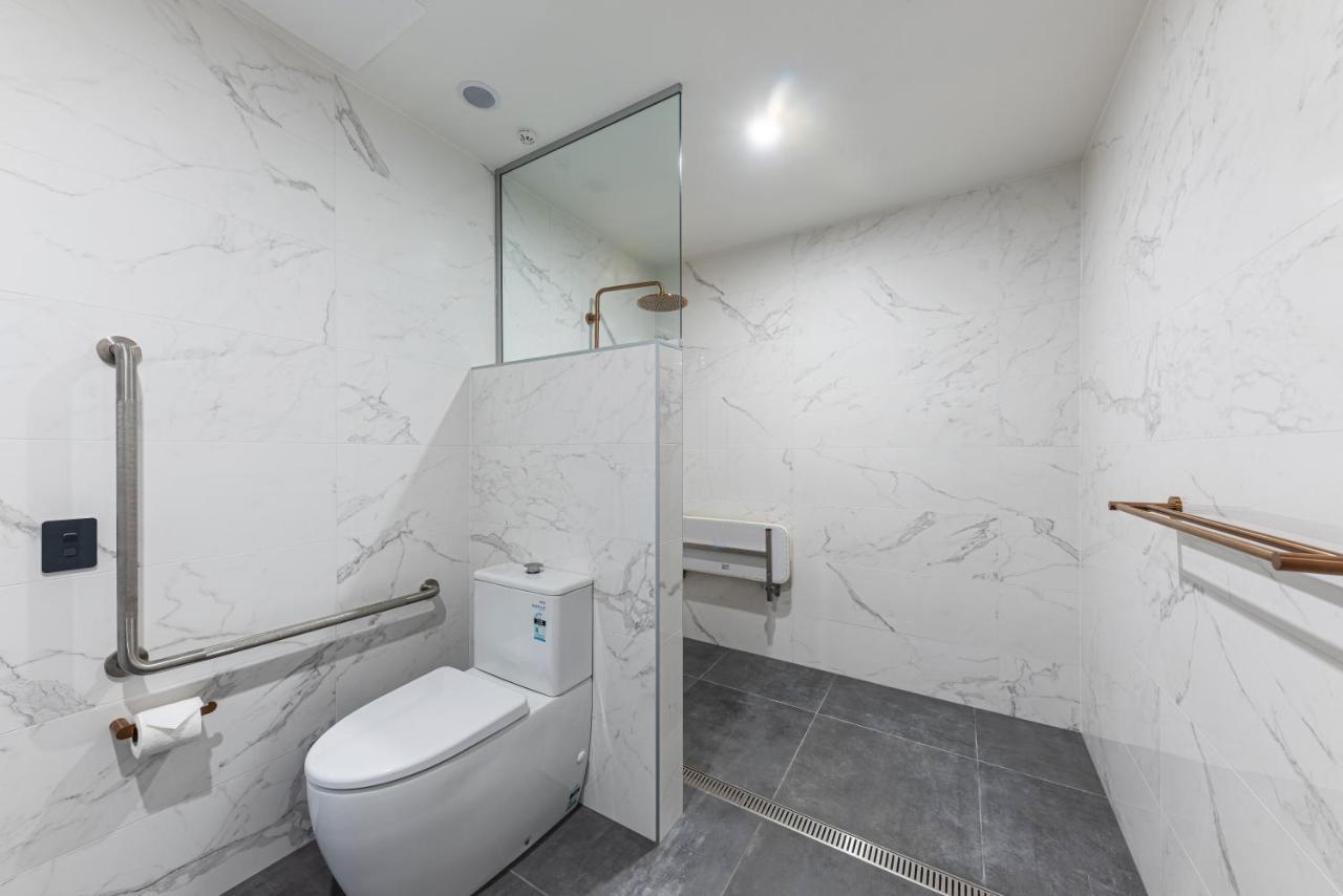 Galaxy Boutique Hotel Lake Tekapo Exterior foto A wet room in a residential bathroom