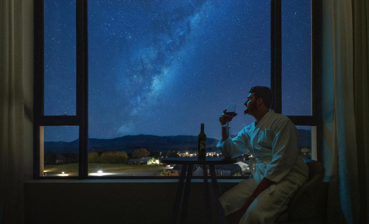 Galaxy Boutique Hotel Lake Tekapo Exterior foto Milky Way over the town of Stargazing