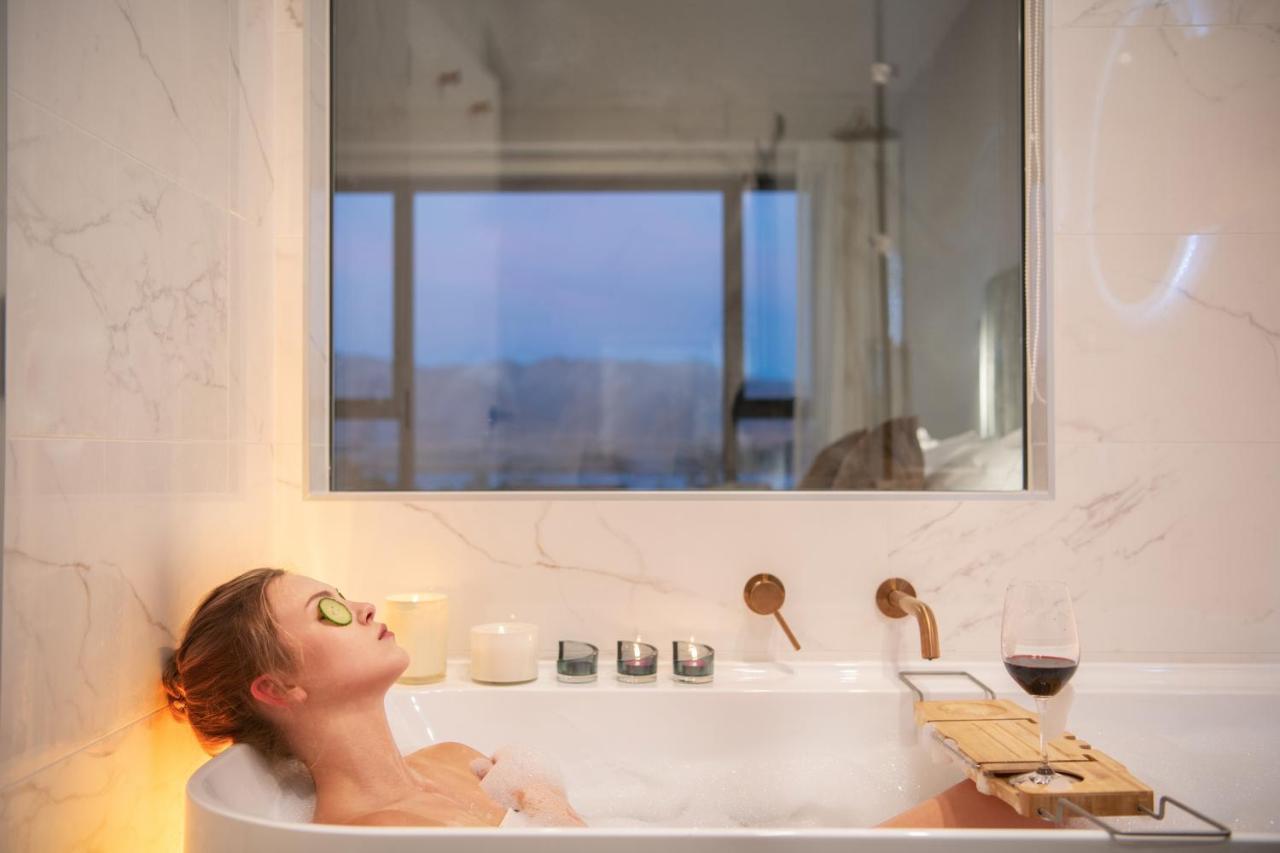 Galaxy Boutique Hotel Lake Tekapo Exterior foto A woman relaxing in a bathtub